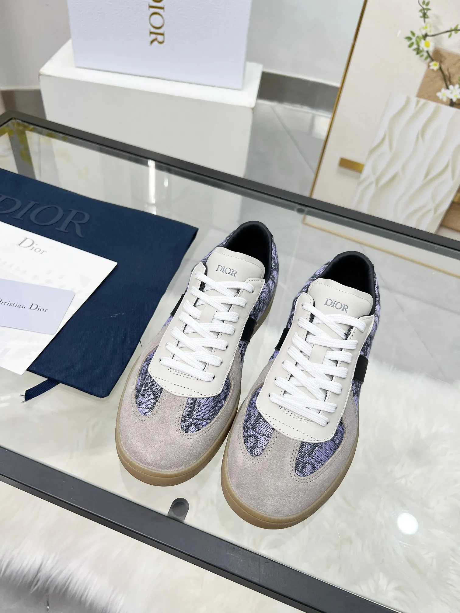 👟👟Ex-factory price 460👟👟Male size +10 correct✅ version. 𝐃𝐢𝐨𝐫 𝟮𝟱𝐏𝐫𝐞-𝐅𝐚𝐥𝐥 𝐁𝐞𝐫𝐥𝐢𝐧 𝟬𝟭 Dior B01 couple casual moral training shoes white shoes sneakers late 90s fashion brand Maison Margiela purchased GAT in large quantities and gave them a makeover. This shoe type of De Xun officially started its fashion journey. Original: Top layer of cowhide, cowhide lining, original outsole Size: 35-45 (40 for women, 45 for men, custom made, non-refundable)